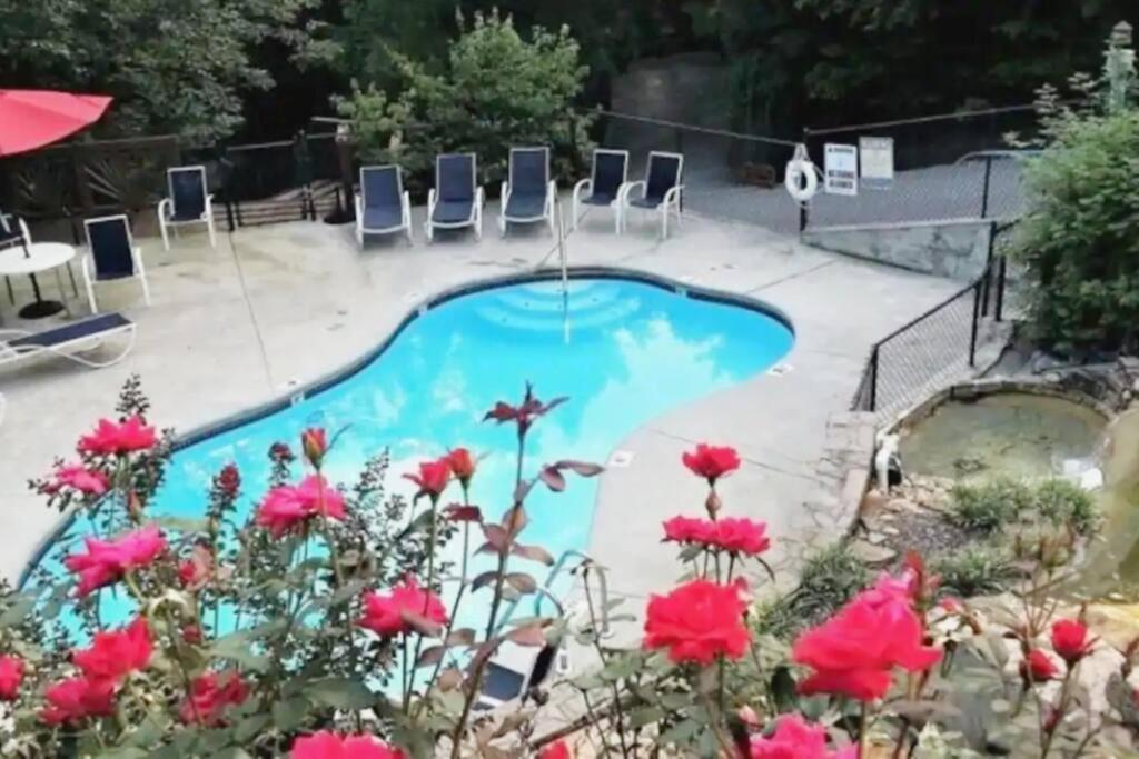 Cozy Cabin! Hot Tub, King Bed, Fireplace, & Pool Gatlinburg Exterior foto