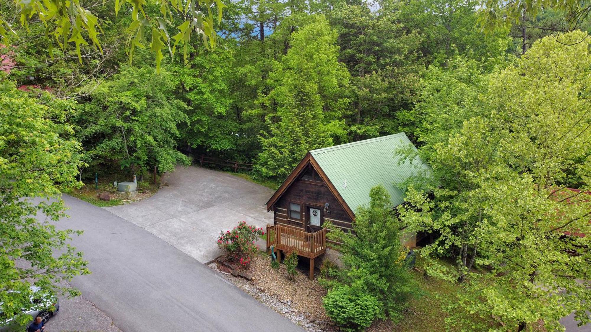 Cozy Cabin! Hot Tub, King Bed, Fireplace, & Pool Gatlinburg Exterior foto